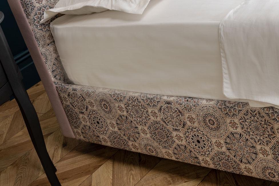 The Medallion Monochrome Full Bed - Image 4